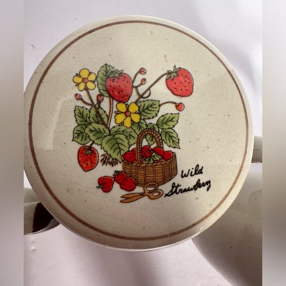 Vintage Wild Strawberry Coffee Mugs With Lids Tea Cups Made in Korea Set Of 4 - Picture 4 of 13